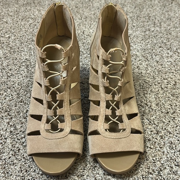 MICHAEL Michael Kors Elsie Cutout Lace-Up Suede Bootie Size 9.5 - Picture 3 of 16